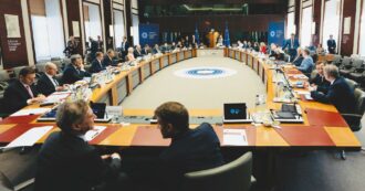 Copertina di Dazi, la guerra tra Usa e Ue affossa i mercati