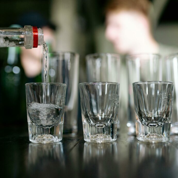 “Non riuscivo a muovermi, come se fossi paralizzata. Ho avuto la nausea e sono svenuta”: parla la donna sopravvissuta all’avvelenamento da metanolo in Laos