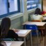 Copertina di La maestra rimprovera l’allievo, sua madre tenta di buttare giù dalle scale una prof