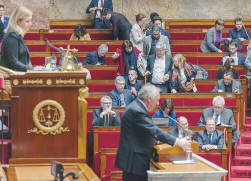 Francia, la grande ammucchiata oggi salva Bayrou. Mélenchon isolato all’opposizione