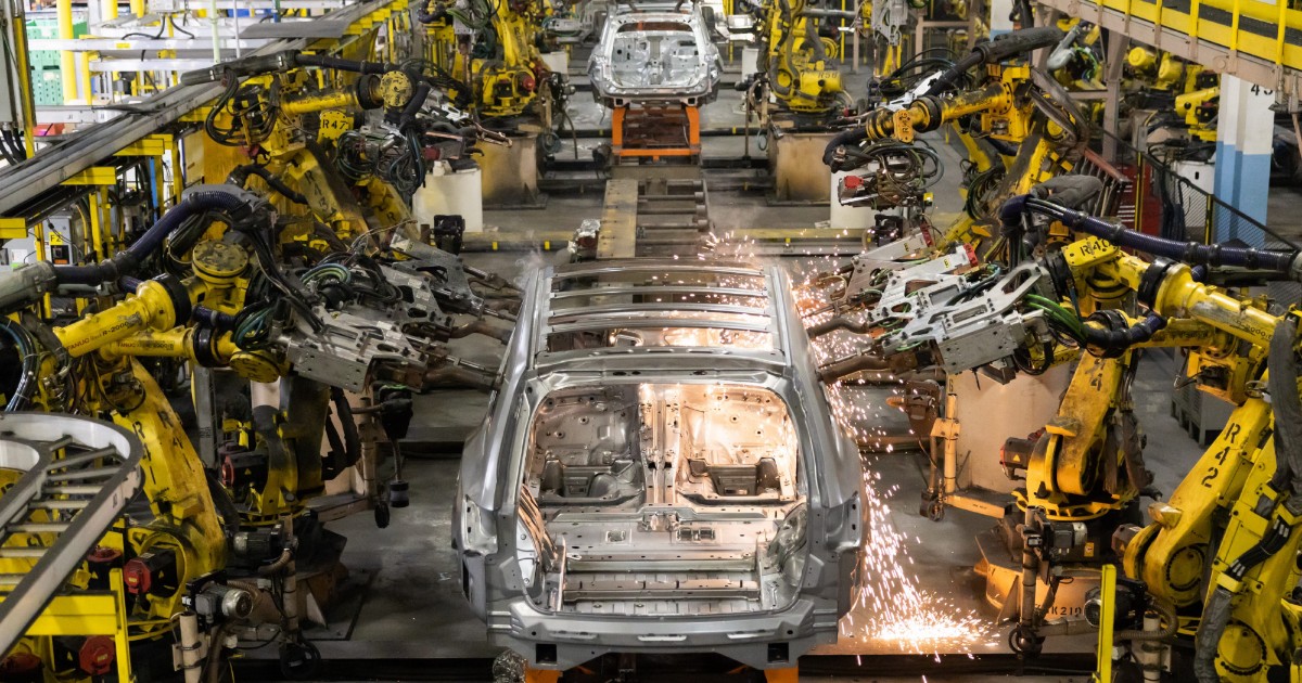 Auto, la geopolitica della crisi: le fabbriche di Italia, Germania e Francia “svuotate” dall’Est Europa. E i produttori ora mirano all’Africa