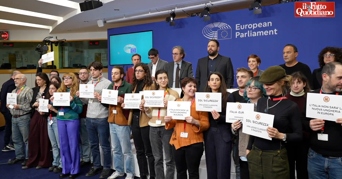 Ddl Sicurezza, la protesta al Parlamento Ue. Amnesty denuncia: “In Italia non sarà più possibile scendere in piazza per i propri diritti”