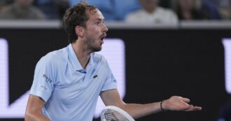 Copertina di Medvedev si scatena contro l’arbitro durante il torneo di Rotterdam: “Tu non hai gli occhi amico”