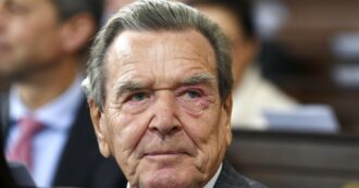 Copertina di L’ex cancelliere tedesco Schroeder ricoverato per burnout: “Forte sfinimento e mancanza di energie”