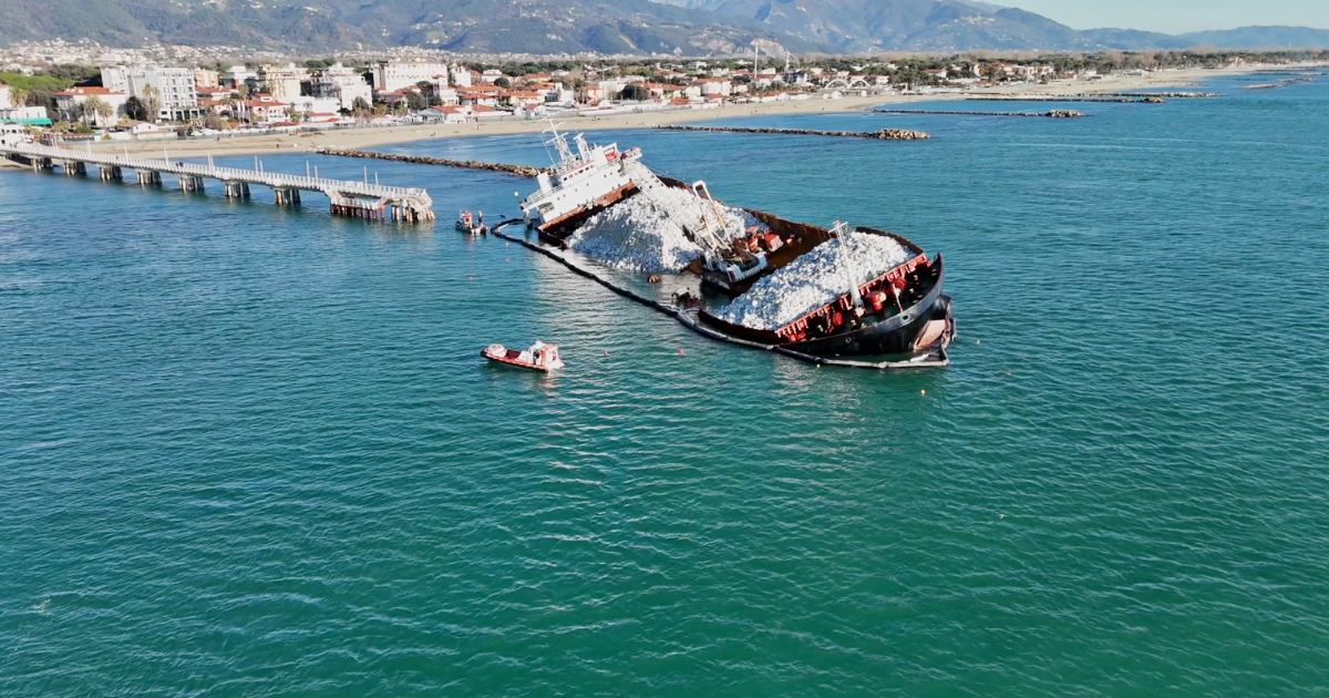 Nave arenata a Marina di Massa, le nuove ispezioni viste dal drone: ecco come si presenta l’imbarcazione – Video