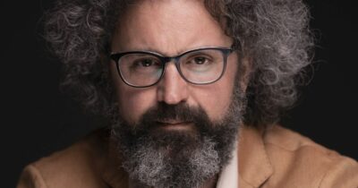 Copertina di “Mi è stata diagnosticata la paralisi di Bell che richiede riposo e attenzione”: Simone Cristicchi spiega perché ha annullato il concerto in Valle D’Aosta