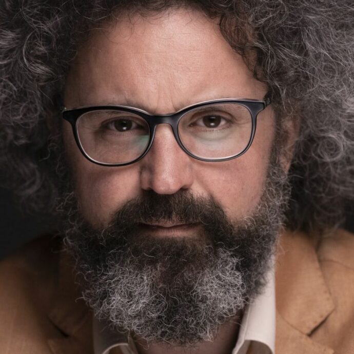 Simone Cristicchi: “Ho preso fuoco mentre ero con la motosega. Per lo spavento ho sbattuto la testa contro una pietra. Un chirurgo ha fatto il miracolo”