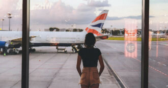 Copertina di “La mia amica non mi parla più perché mi sono rifiutata di accompagnarla in aeroporto. Non volevo sacrificare le mie ferie”: la storia virale su Reddit