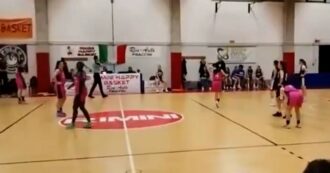 Copertina di Insulti razzisti verso una giocatrice di basket Under 19 a Rimini: la ragazza reagisce e viene espulsa. Il video