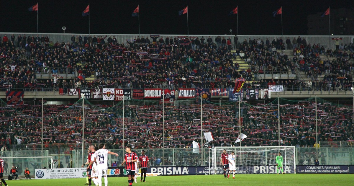 La surreale storia del Taranto calcio, tra ragazzini in campo, acquirenti misteriosi e il rischio concreto di non finire il campionato