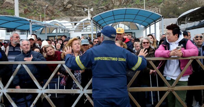 Santorini, 9 mila persone hanno lasciato l’isola dopo il terremoto