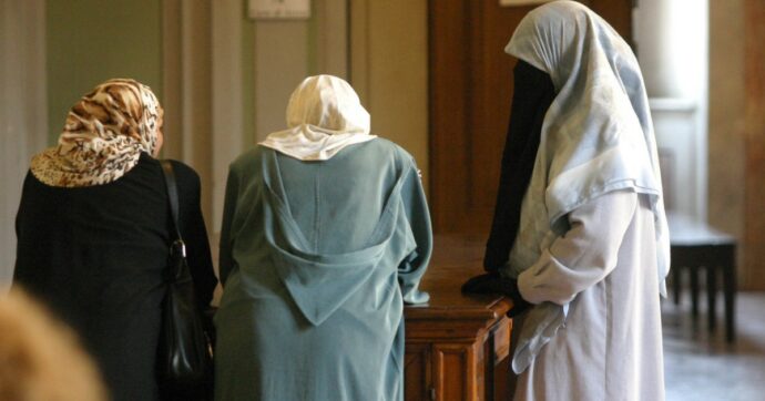 La Lega in Lombardia vuole vietare il velo islamico nelle scuole. Imam: “Sono contrario alle forzature, non al multiculturalismo”