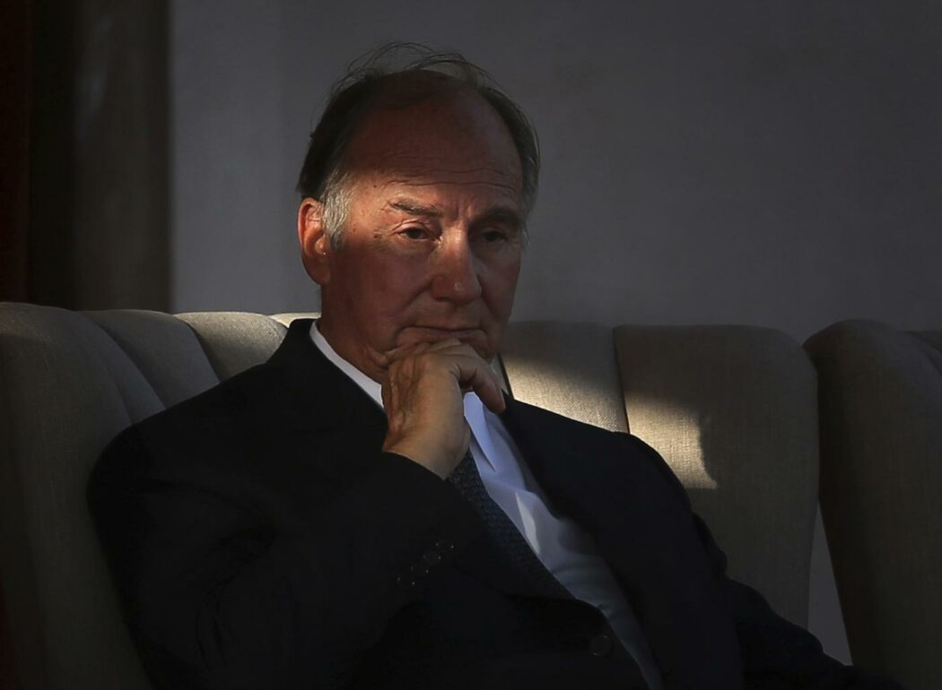 È morto Aga Khan, il principe che “inventò” la Costa Smeralda. Ai pastori offrì un miliardo, ma loro risposero: “No, no, quale miliardo, noi vogliamo milioni”