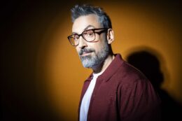 Copertina di Sanremo 2025, Brunori Sas: “Con me ho un amuleto-portafortuna, consigliato da alcune persone del paese che si occupano di magia bianca” – IL VIDEO