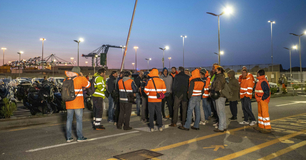 Incidente sul lavoro mortale al porto di Genova. I sindacati indicono lo sciopero immediato