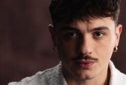 Copertina di Sanremo 2025, Olly: “Vorrei godermela un po’ di più questa volta, con più calma e serenità. Ormai ho capito che il palco è il mio posto al mondo” – IL VIDEO