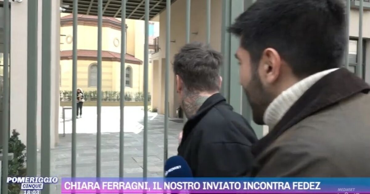 Fedez ‘fredda’ l’inviato di Pomeriggio 5: “Ti interessa davvero come sto? Ciao”. E Myrta Merlino replica: “Battuta un po’ acida. Domini la scena anche perché forse di confidi con le persone sbagliate?”