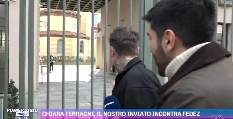 Fedez ‘fredda’ l’inviato di Pomeriggio 5: “Ti interessa davvero come sto? Ciao”. E Myrta Merlino replica: “Battuta un po’ acida. Domini la scena anche perché forse ti confidi con le persone sbagliate?”