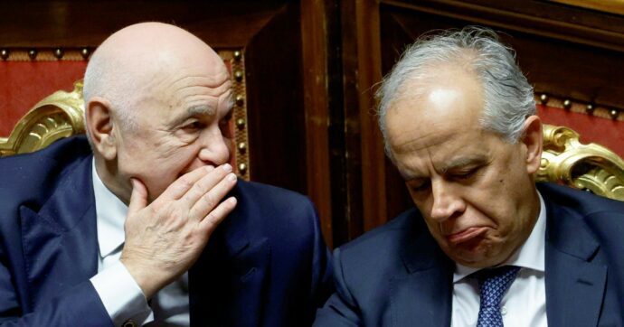 Caso Almasri, Piantedosi smentisce Nordio. Meloni zitta e assente
