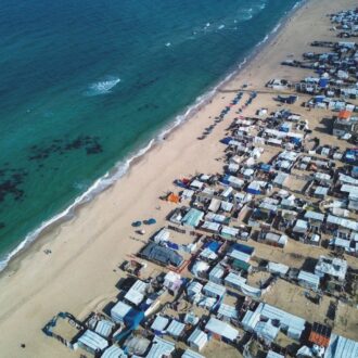 Copertina di “Make Gaza Riviera”: c’è la corte di Trump nell’affare-immobiliare