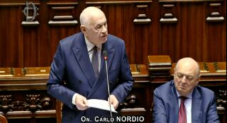 Copertina di Almasri, Nordio sottolinea più volte che “l’atto è arrivato in inglese, senza traduzione”. Proteste dalle opposizioni in Aula