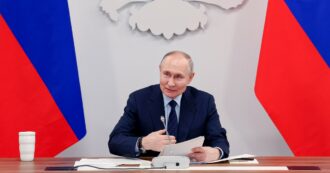 Copertina di Ok del Cremlino alle trattative con Zelensky dopo l’apertura di Kiev: “Lui illegittimo, ma rimaniamo disponibili a un negoziato”