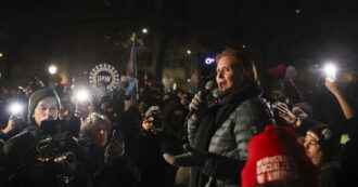 Copertina di “Mio figlio, i miei nipoti e anche il figlio della mia migliore amica sono tutti trans”: la rivelazione della star di Sex & the City Cynthia Nixon