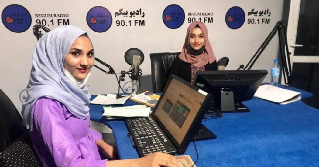 Afghanistan, i talebani chiudono anche la radio delle donne e arrestano due persone: era un canale usato per l’istruzione