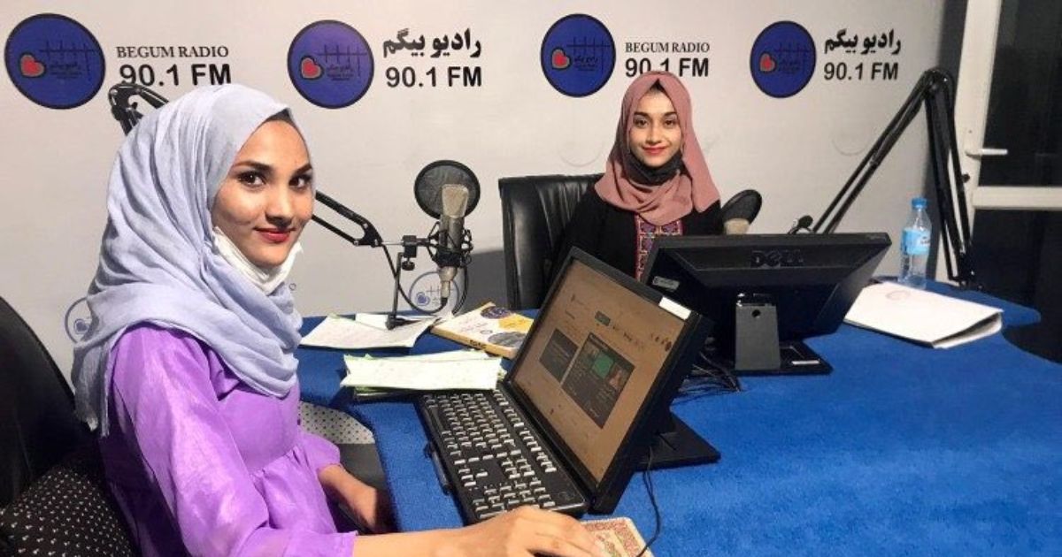 Afghanistan, i talebani chiudono anche la radio delle donne e arrestano due persone: “Era un canale di istruzione”