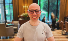 Copertina di “Mi hanno detto di tornare in Sicilia, non mi vogliono rifare la carta d’identità”: lo sfogo di Salvatore Aranzulla. La replica del Comune: “Non era un’urgenza”