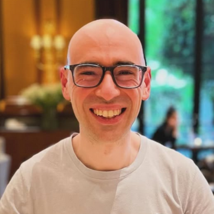 “Mi hanno detto di tornare in Sicilia, non mi vogliono rifare la carta d’identità”: lo sfogo di Salvatore Aranzulla. La replica del Comune: “Non era un’urgenza”