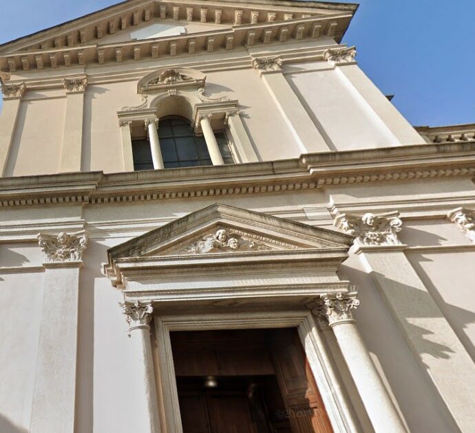 “Ho preso un giorno libero dal lavoro per stare con mio marito ma lui ha preferito andare in chiesa che stare con me. Non volevo oppormi alla sua fede, ma sono molto ferita”: lo sfogo virale su Reddit