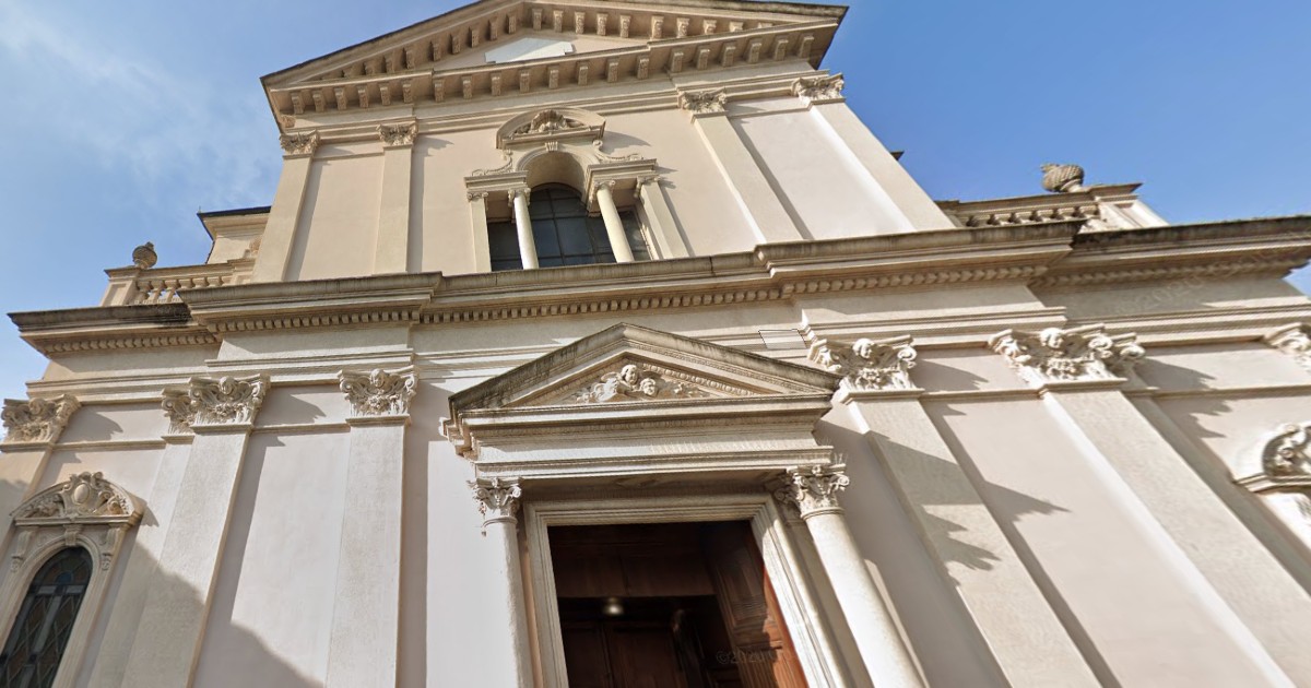 “Chiesa trasformata in un gabinetto”, un parroco di Torino costretto a chiudere l’edificio