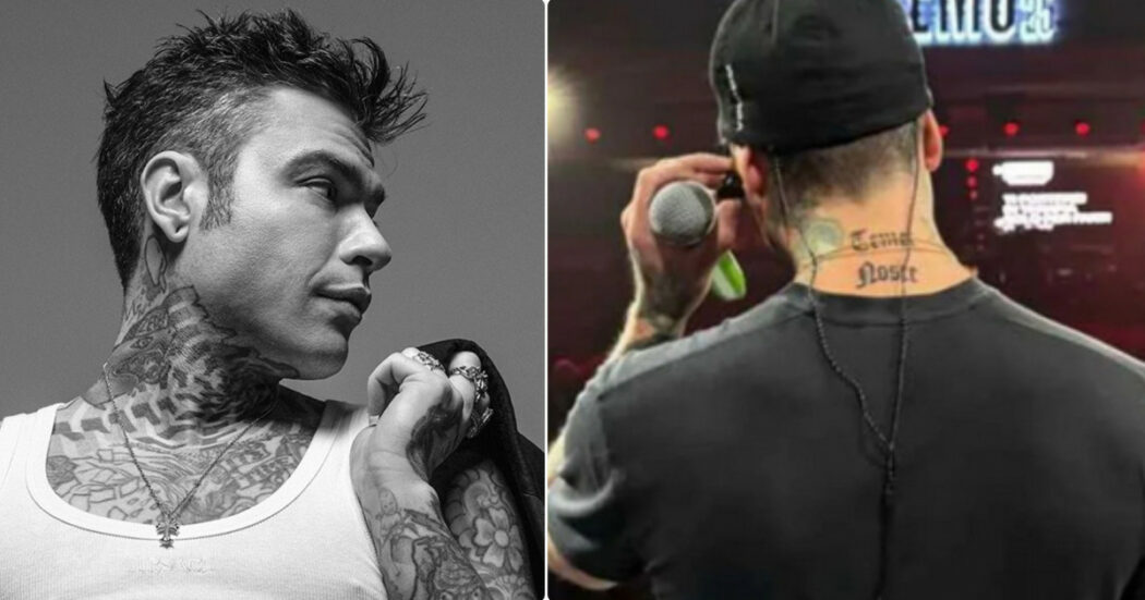 Fedez sul palco di Sanremo con un nuovo tatuaggio: che cosa significa la scritta in latino dietro il collo