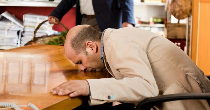 Magie del “posto fisso”: l’addetto buste paga che gonfiava la sua resta al lavoro in Comune