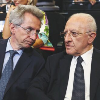 Copertina di Manfredi punta alle larghe intese e recluta deluchiani