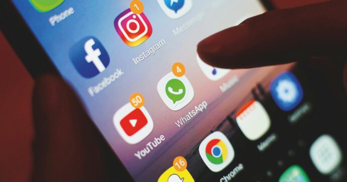 I social hanno demolito il pensiero critico: così oggi la guerra si sposta in rete