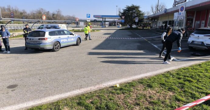 Aggredisce due agenti a martellate dopo avere rubato un’auto tra Ivrea e Santhià. La polizia spara e lo ferisce