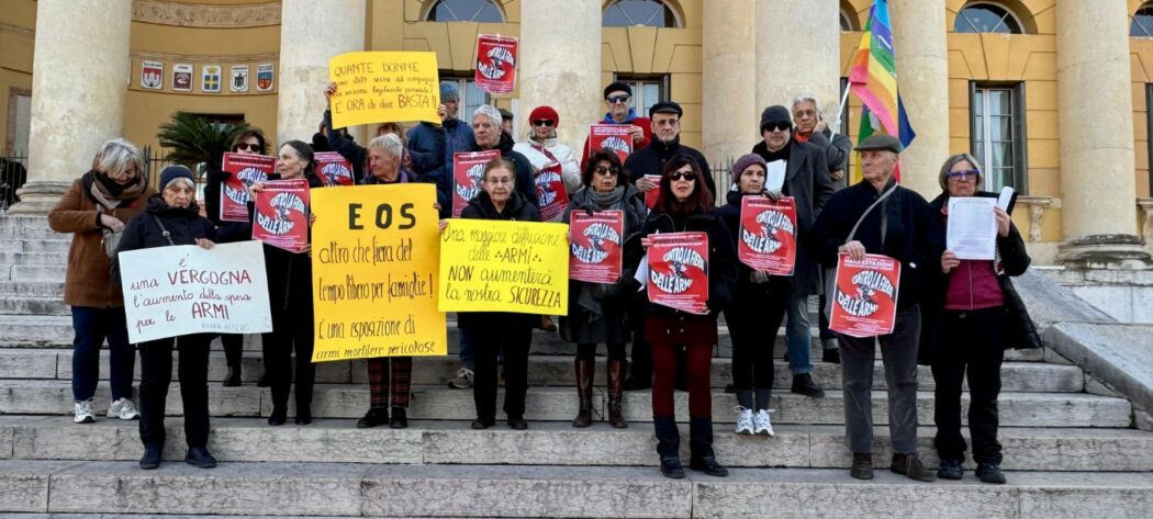 A Verona torna la fiera delle armi, la protesta dei pacifisti in corteo: “Scandaloso ospitare chi produce strumenti di morte per le guerre”