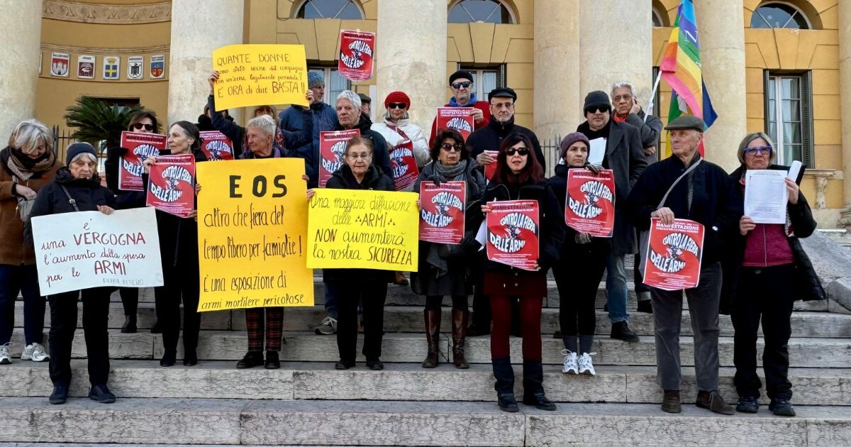 A Verona torna la fiera delle armi, la protesta dei pacifisti in corteo: “Scandaloso ospitare chi produce strumenti di morte per le guerre”