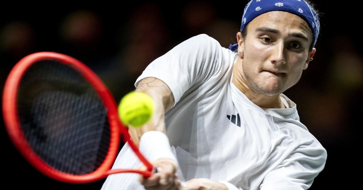 Mattia Bellucci non si ferma più: batte anche Tsitsipas e vola in semifinale a Rotterdam