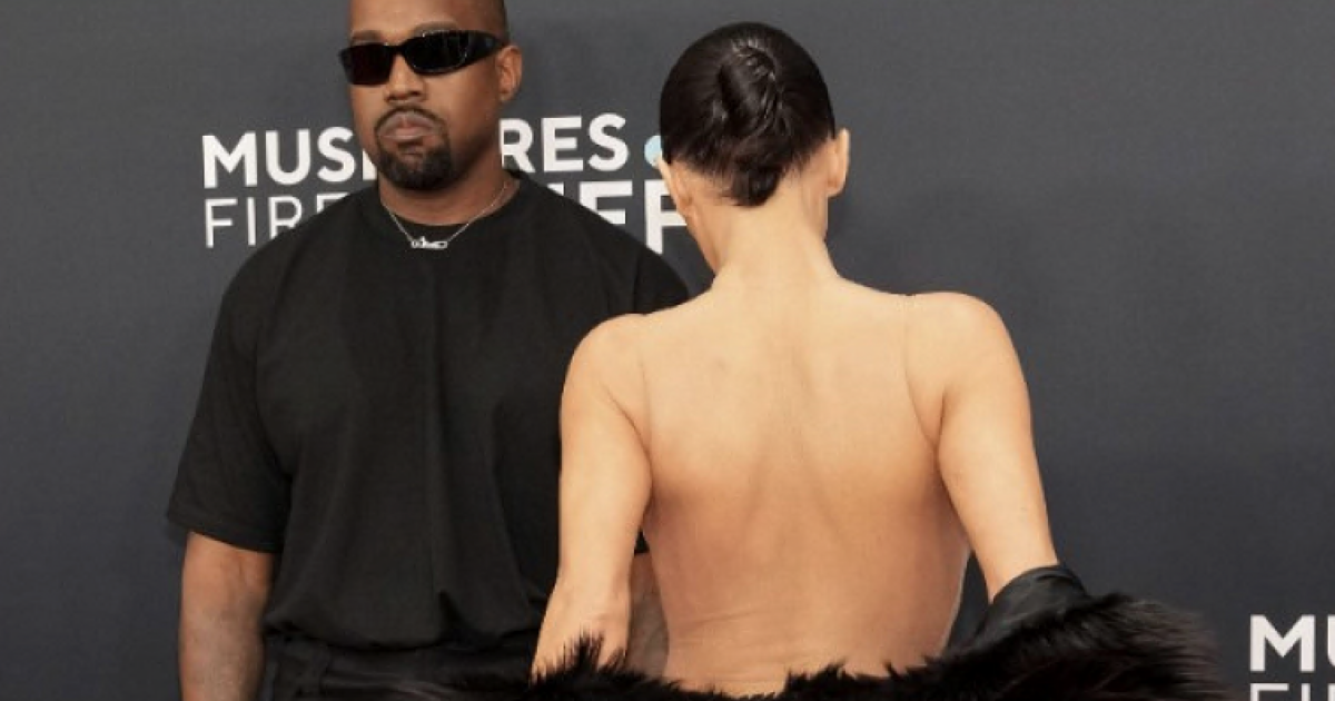 “Abbiamo modificato quel vestito invisibile sei volte e, come per magia, puff, siamo scomparsi”: Kanye West spiega il nudo di Bianca Censori ai Grammy Awards