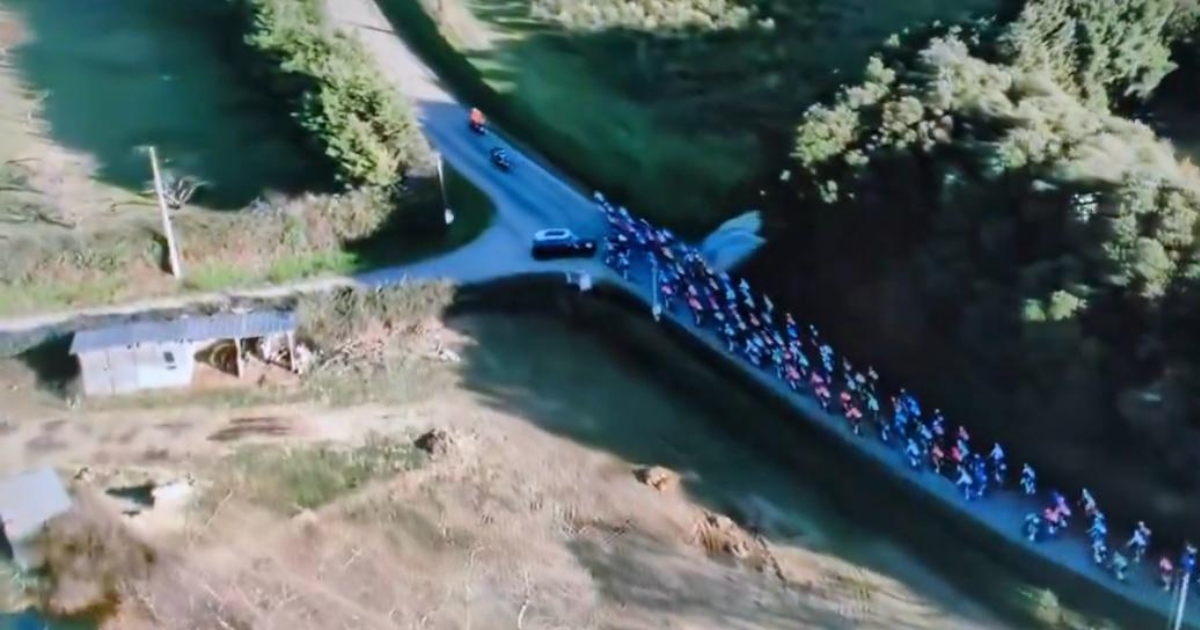 Un’auto piomba davanti al gruppo di ciclisti: panico e cadute all’Étoile de Bessèges – Video