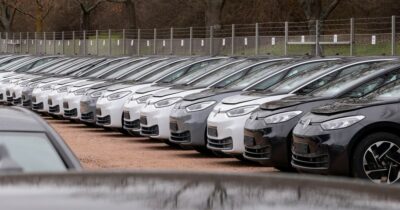 Copertina di EV e bando ai motori termici nel 2035. Il nuovo piano lo discute l’UE ma la partita si gioca in Germania