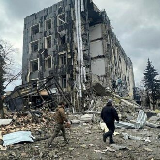 Copertina di Mosca avanza: “Presa Toretsk”. Trump aspetta Zelensky in Usa