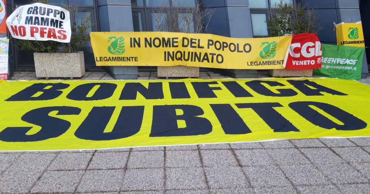 Pfas in Veneto: in aula il processo (senza telecamere), fuori la manifestazione. “Chiediamo una giustizia non annacquata”