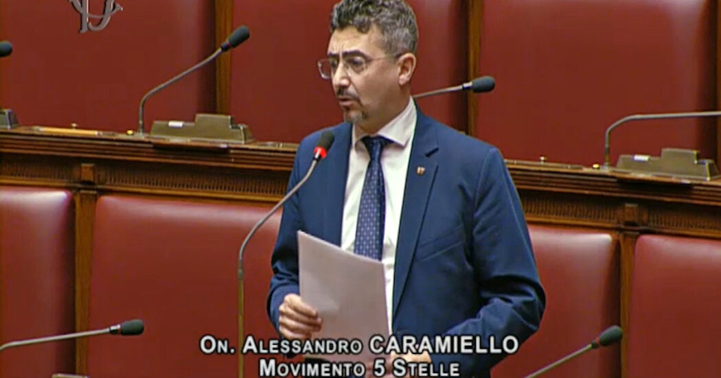 Dema, Caramiello (M5s) attacca il governo: “Assenza vergognosa al tavolo di crisi, Urso mette la testa sotto la terra come gli struzzi”