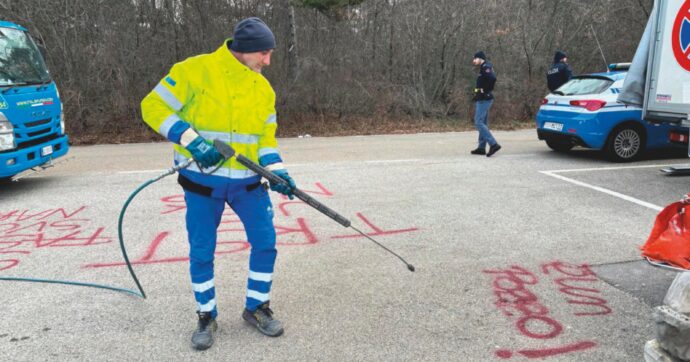 Tre scritte in slavo alla foiba di Basovizza: “Trieste è un pozzo”. Meloni: “Un oltraggio”