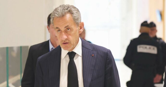 Sarkò: tra braccialetto elettronico e Libia