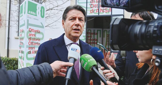 Conte: “Il governo è in crisi, hanno cose da nascondere”